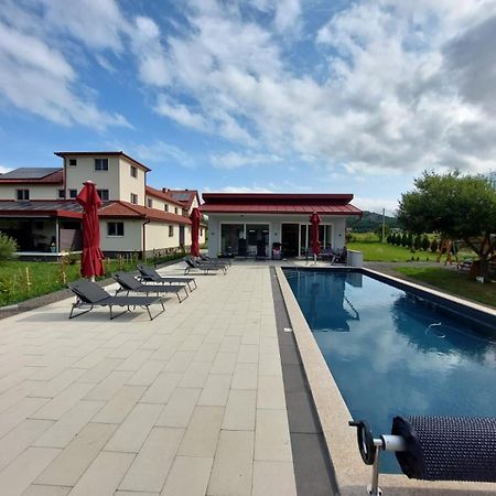 Apartman Fenestra S Terasom I Pogledom Na Gacku Otocac Bagian luar foto