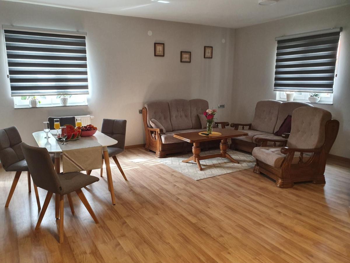 Apartman Fenestra S Terasom I Pogledom Na Gacku Otocac Bagian luar foto