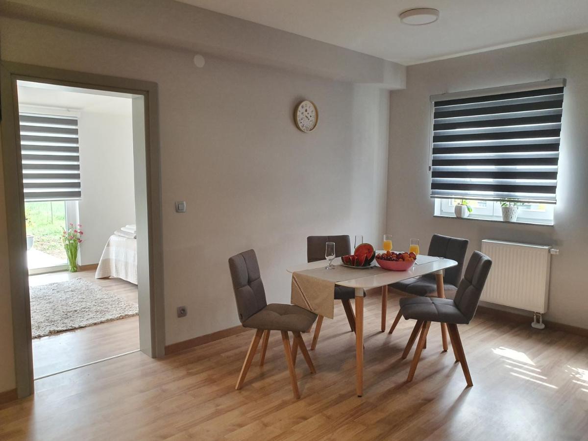 Apartman Fenestra S Terasom I Pogledom Na Gacku Otocac Bagian luar foto