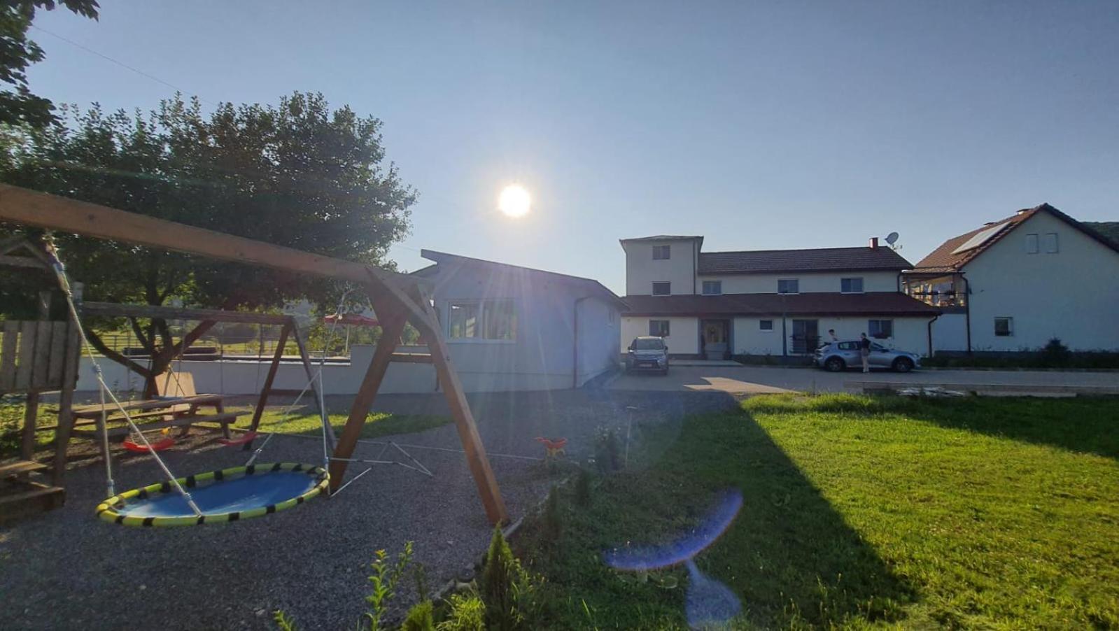 Apartman Fenestra S Terasom I Pogledom Na Gacku Otocac Bagian luar foto